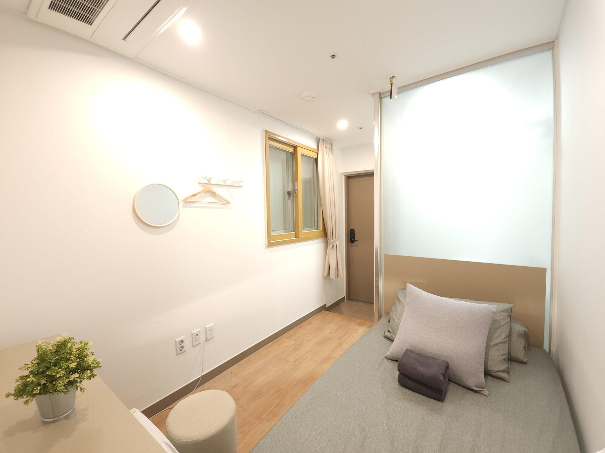 Oyo Hostel Myeongdong 2 Seoul Exterior photo