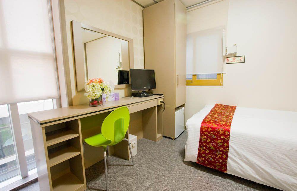 Oyo Hostel Myeongdong 2 Seoul Exterior photo